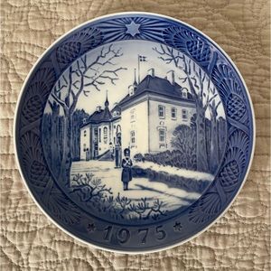 1975 Royal Copenhagen Christmas Plate. “The Queens Christmas Residence”